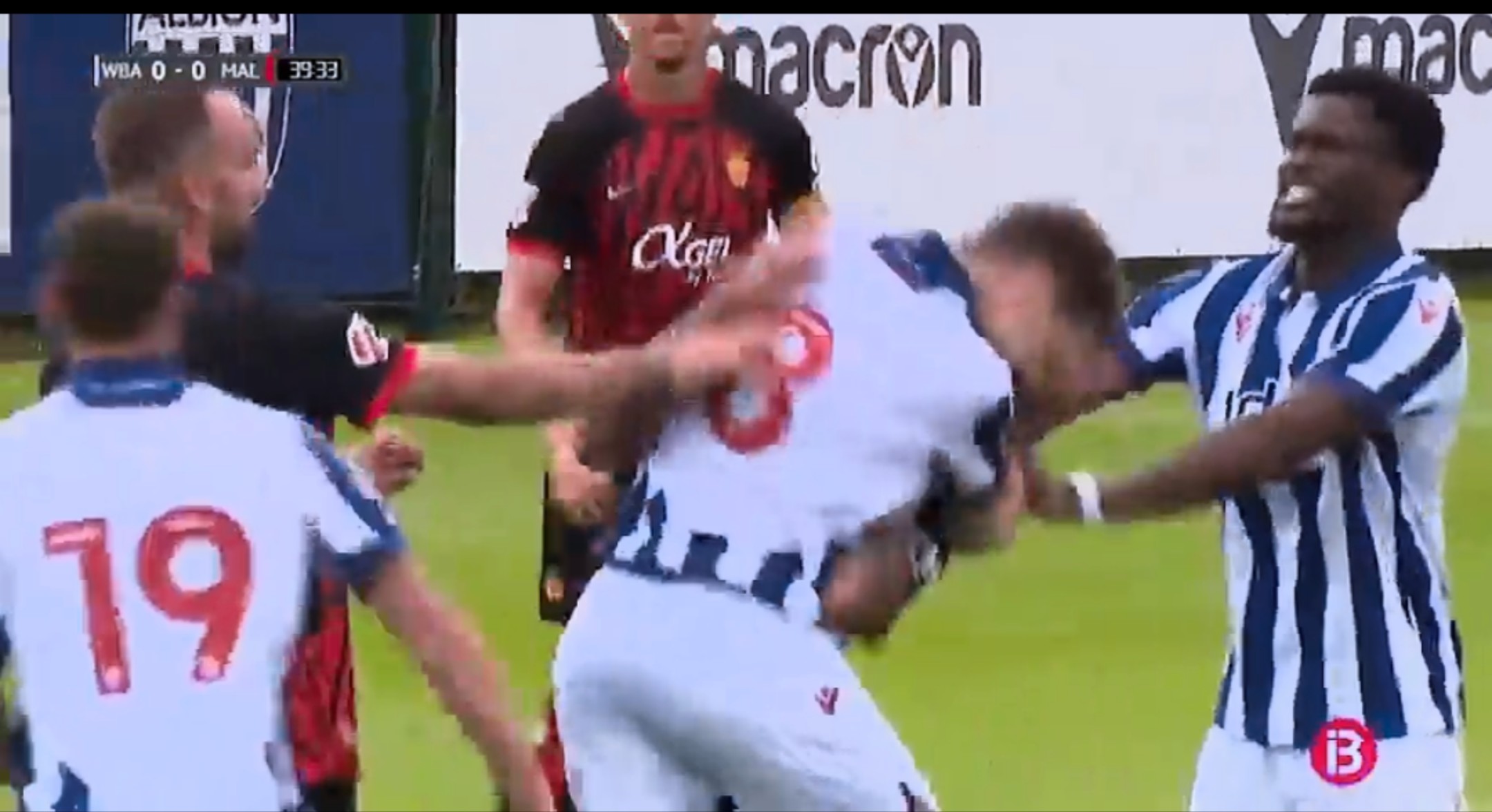 A West Brom és a Mallorca játékosa egymást ütötte egy barátságos meccsen – VIDEÓ